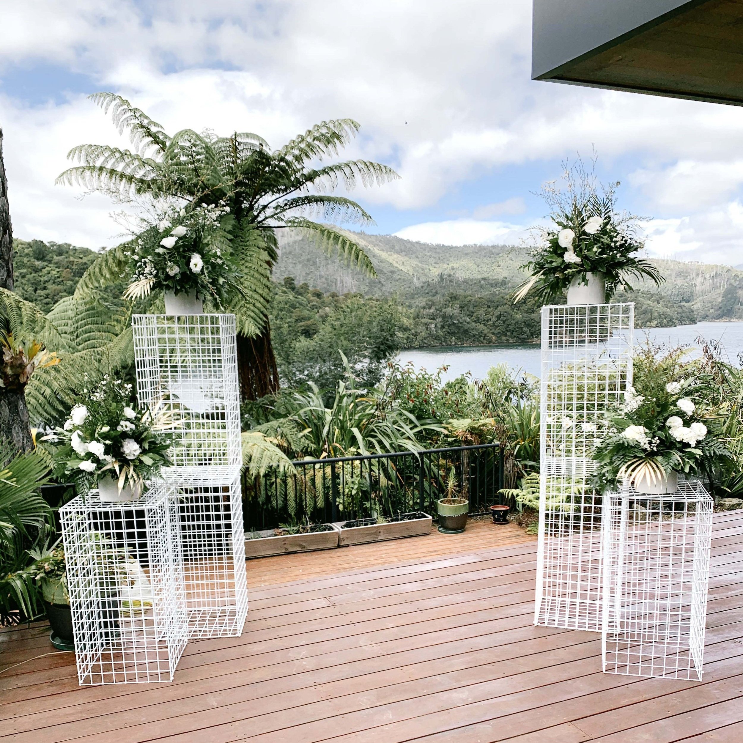 White Mesh Pillar