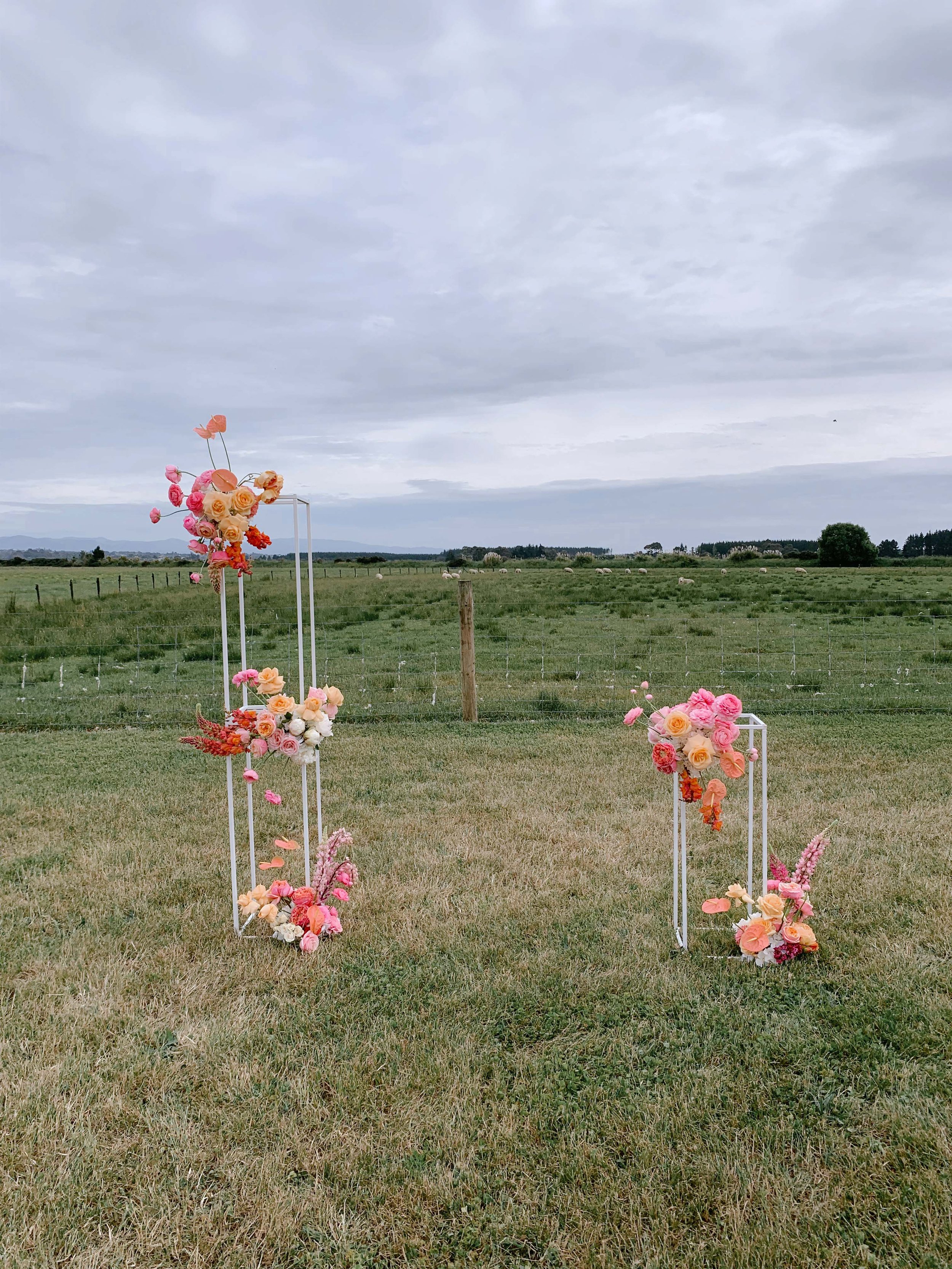 Pillar Frame Stand White
